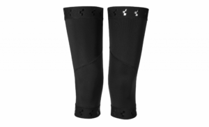 Die CUBE Knielinge RACE cold conditions sind schwarze Knieschutzhüllen mit elastischen Öffnungen, kleinen Aussparungen und einem dezenten, reflektierenden Logo in der Nähe der Oberseite auf weißem Hintergrund.