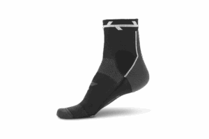 Eine einzelne schwarze CUBE Socke Road Sportsocke mit grauen geometrischen Mustern und einem weißen Knöchellogo, ideal für den Straßenradsport, abgebildet auf einem schlichten weißen Hintergrund.