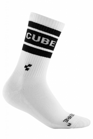 Die CUBE Socke After Race High Cut ist eine weiße Sportsocke mit schwarzen Streifen, einem auffälligen CUBE-Schriftzug an der Wade, einem kleinen schwarzen geometrischen Knöchellogo und einem CUBE R-Schriftzug im Zehenbereich, inspiriert von Mr. Bike Lichtenfels.