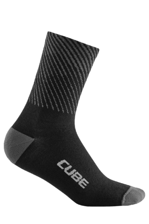 Die CUBE Socke High Cut Be Warm ist eine einzelne schwarz-graue Sportsocke mit diagonalen Streifen, grauer Ferse und Spitze und "CUBE" in Weiß an der Seite - damit du beim Training warm und stylish bleibst.