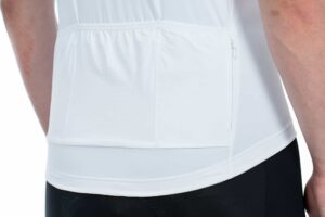 Nahaufnahme des Rückens einer Person, die ein weißes CUBE TEAMLINE Trikot kurzarm mit drei Gesäßtaschen trägt, gepaart mit schwarzen Shorts.