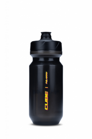 Die CUBE Trinkflasche Flow 500 ist eine schwarze Sport-Trinkflasche mit passendem Verschluss und Ausgießer. "CUBE" und farbiger Text in Gelb und Rot erscheinen vertikal, während sich das Mr. Bike Lichtenfels Branding vom weißen Hintergrund abhebt.