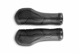 Zwei schwarze ergonomische NATURAL FIT Griffe für ALL TERRAIN Fahrradlenker mit strukturierten Oberflächen und leichten Rundungen, nebeneinander auf einem schlichten weißen Hintergrund.