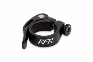 Eine schwarze RFR Sattelklemme mit Schnellspanner, mit Hebel und Schraube sowie weißem RFR-Logo an der Seite, von Mr. Bike Lichtenfels, ist auf einem schlichten weißen Hintergrund fotografiert.
