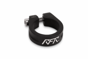 Die RFR Sattelklemme ist eine schwarze Metall-Sattelstützenklemme mit einer Spannschraube und einem weißen RFR-Logo auf weißem Hintergrund, wie sie von Mr. Bike Lichtenfels vorgestellt wurde.