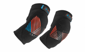 Der CUBE Ellbogenschoner ACTION TEAM CMPT zeichnet sich durch ein sportliches, gepolstertes Design mit schwarzem Stoff und bunten Streifen - einer rot, einer blau - sowie CUBE- und ACTION TEAM-Etiketten an den Oberkanten aus, die für Stil und Schutz sorgen.