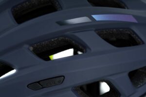 Nahaufnahme des CUBE Helm ROAD RACE Teamline in Dunkelblau. Hervorzuheben sind das belüftete, matte Design, die strukturierte Innenpolsterung, die reflektierenden Streifen und das kleine Cube-Logo.