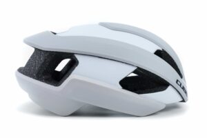 Der CUBE Helm HERON ist ein weiß-grauer Fahrradhelm mit schwarzer Innenpolsterung, großen Belüftungsöffnungen und einem aerodynamischen Design - erhältlich bei Mr. Bike Lichtenfels.