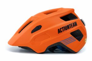 Der CUBE Helm LINOK X Actionteam ist ein orangefarbener Fahrradhelm mit schwarzen Belüftungsschlitzen, "ACTION TEAM" in Schwarz an der Seite, blauen Akzenten im hinteren Bereich, sichtbarer Polsterung und einem strukturierten unteren Rand. Erhältlich bei Mr. Bike Lichtenfels.