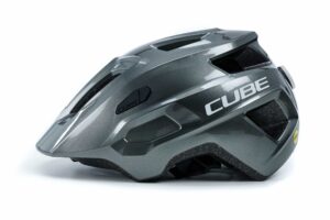 Der CUBE Helm LINOK Trailmotion, ein schnittiger dunkelgrauer Fahrradhelm mit mehreren Belüftungsöffnungen und glänzender Oberfläche, wird von der Seite auf weißem Hintergrund gezeigt - erhältlich bei Mr. Bike Lichtenfels.