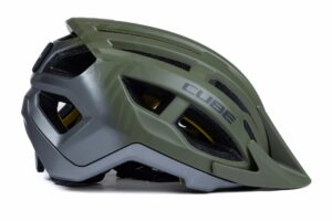 Der CUBE Helm OFFPATH in Olivgrün und Grau verfügt über mehrere Belüftungsöffnungen, ein Frontvisier und ein kantiges Design. Erhältlich bei Mr. Bike Lichtenfels und abgebildet auf weißem Hintergrund.