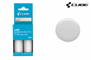 Das CUBE Lackstift Set WHITE matt 2159 von Mr. Bike Lichtenfels enthält zwei Lackstifte in einer blau-weißen Verpackung mit der Aufschrift "Lack Reparaturstifte" und einem kreisförmigen Muster, das die weiße Farbe zeigt.