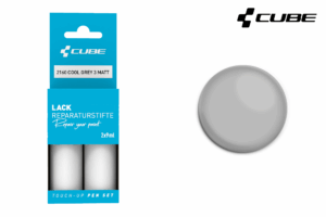 Das CUBE Lackstift Set COOL GREY 3 matt 2160 besteht aus zwei Stiften in blau-weißer Verpackung, die neben einem runden grauen Muster abgebildet sind. Die Logos von Cube und Mr. Bike Lichtenfels erscheinen gemeinsam oben rechts.
