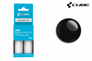 Das CUBE Lackstift Set BLACK glossy 2203 ist bei Mr. Bike Lichtenfels erhältlich. Es besteht aus zwei 12ml Stiften in einer eleganten Verpackung und einem glänzend schwarzen Farbmuster daneben.