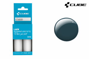 Das CUBE Lackstift Set BLUEBERRY glossy 2209 ist links in einer blauen Verpackung abgebildet, mit einem glänzenden dunkelblauen Farbmuster rechts und dem CUBE Logo in der oberen rechten Ecke.