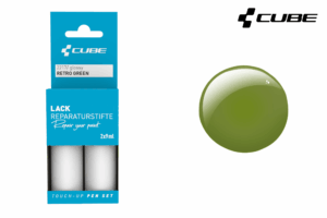 Links ist das CUBE Lackstift Set RETRO GREEN glänzend 2217 in blauer Verpackung zu sehen. Rechts ein glänzendes grünes Farbmuster, das den Stil von Mr. Bike Lichtenfels widerspiegelt, mit dem Cube-Logo oben rechts.