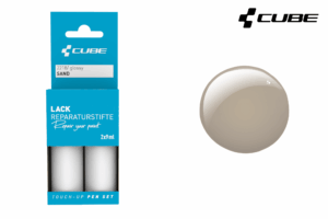 Die CUBE Lackstift Set SAND glossy 2218 Verpackung mit zwei Lackstiften ist neben einem sandfarbenen Muster abgebildet. In der rechten oberen Ecke sind Mr. Bike Lichtenfels und das Cube-Logo zu sehen.