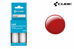 Das CUBE Lackstift Set FIRE RED glossy 2242 besteht aus einer blauen Verpackung, zwei kleinen Flaschen und einem glänzend roten Lackmuster. Perfekt für Fans von Mr. Bike Lichtenfels, mit dem Cube-Logo in der oberen rechten Ecke.