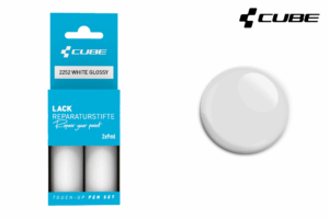 Das CUBE Lackstift Set WHITE glossy 2252 ist links in der Verpackung mit zwei Stiften zu sehen; rechts ist ein kreisrundes weißes Glanzlackmuster zu sehen. Das Cube-Logo und der Schriftzug Mr. Bike Lichtenfels befinden sich in der oberen rechten Ecke.