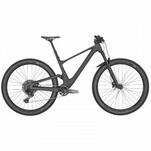 Ein mattschwarzes SCOTT Bike Spark 940 (EU) mit großen Rädern, schlankem Rahmen, flachem Lenker, Federgabel und Scheibenbremsen wird in einer Seitenansicht vor weißem Hintergrund gezeigt.