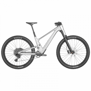Das SCOTT Bike Genius 940 (EU) ist ein modernes, silbernes Mountainbike mit einem stabilen Rahmen, Vorder- und Hinterradfederung, schwarzem Lenker und Maxxis-Stollenreifen, das seitlich vor einem weißen Hintergrund steht.