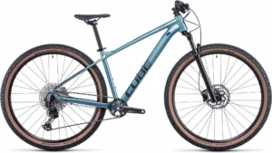 Ein CUBE Attention SL Reverseblue'n' Mountainbike mit 29-Zoll-Laufrädern, schwarzem Lenker und Sattel, Scheibenbremsen und Reifen mit hellblauer Seitenwand ist seitlich vor einem weißen Hintergrund abgebildet.