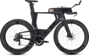 Das CUBE Aerium C:68X SLX carbon'n'black ist ein schnittiges Triathlonrad von Mr. Bike Lichtenfels mit einem aerodynamischen Rahmen, NEWMEN-Laufrädern mit tiefem Profil, integriertem Lenker und einer Wasserbox im Oberrohr.