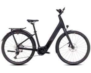 Ein mattschwarzes CUBE Kathmandu Hybrid C:62 SLX 400X E-Bike mit Durchstiegsrahmen, vorderen und hinteren Schutzblechen, Gepäckträger, Frontlicht und dicken Reifen wird von der Seite auf weißem Hintergrund gezeigt.