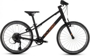 Das CUBE Numove 200 black'n'orange 20" von Mr. Bike Lichtenfels verfügt über einen leichten Rahmen, einen flachen Lenker, eine Vorderradfederung und Stollenreifen - ideal für Offroad- und Trailfahrten.
