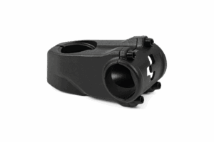 Ein schwarzer, gefräster CUBE Vorbau PERFORMANCE E-MTB Vorbau mit vier vorderen Schraubenlöchern für die Befestigung des Lenkers am Gabelschaft des Fahrrads, dargestellt auf einem schlichten weißen Hintergrund.