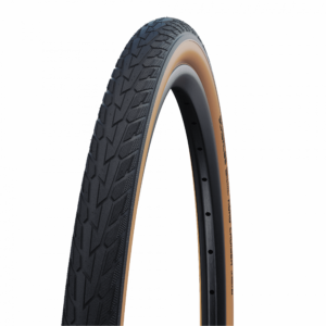 Die Nahaufnahme des SCHWALBE Reifen ROAD CRUISER K-Guard, TwinSkin in Schwarz mit hellbrauner Seitenwand zeigt ein filigranes Profil auf weißem Grund - ideal für Fans hochwertiger Radsportausrüstung.