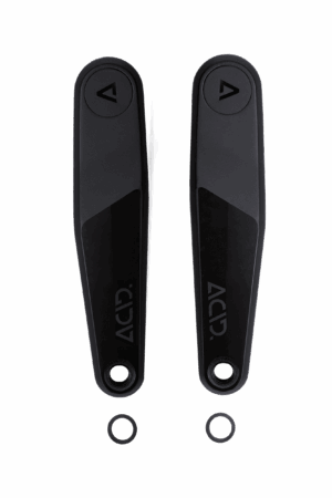 Zwei schwarze ACID Kurbel MTB HYBRID (ISIS / GEN4) Kurbelarme, jeweils mit dreieckigem Logo und kleiner schwarzer Unterlegscheibe, sind nebeneinander auf weißem Grund abgebildet, wie von Mr. Bike Lichtenfels angeboten.