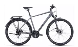 Ein CUBE Nature Allroad graphit-schwarzes Hybrid-Fahrrad mit vorderen und hinteren Schutzblechen, Gepäckträger, Scheibenbremsen, geradem Lenker und einem Ständer ist im Seitenprofil vor einem weißen Hintergrund abgebildet.