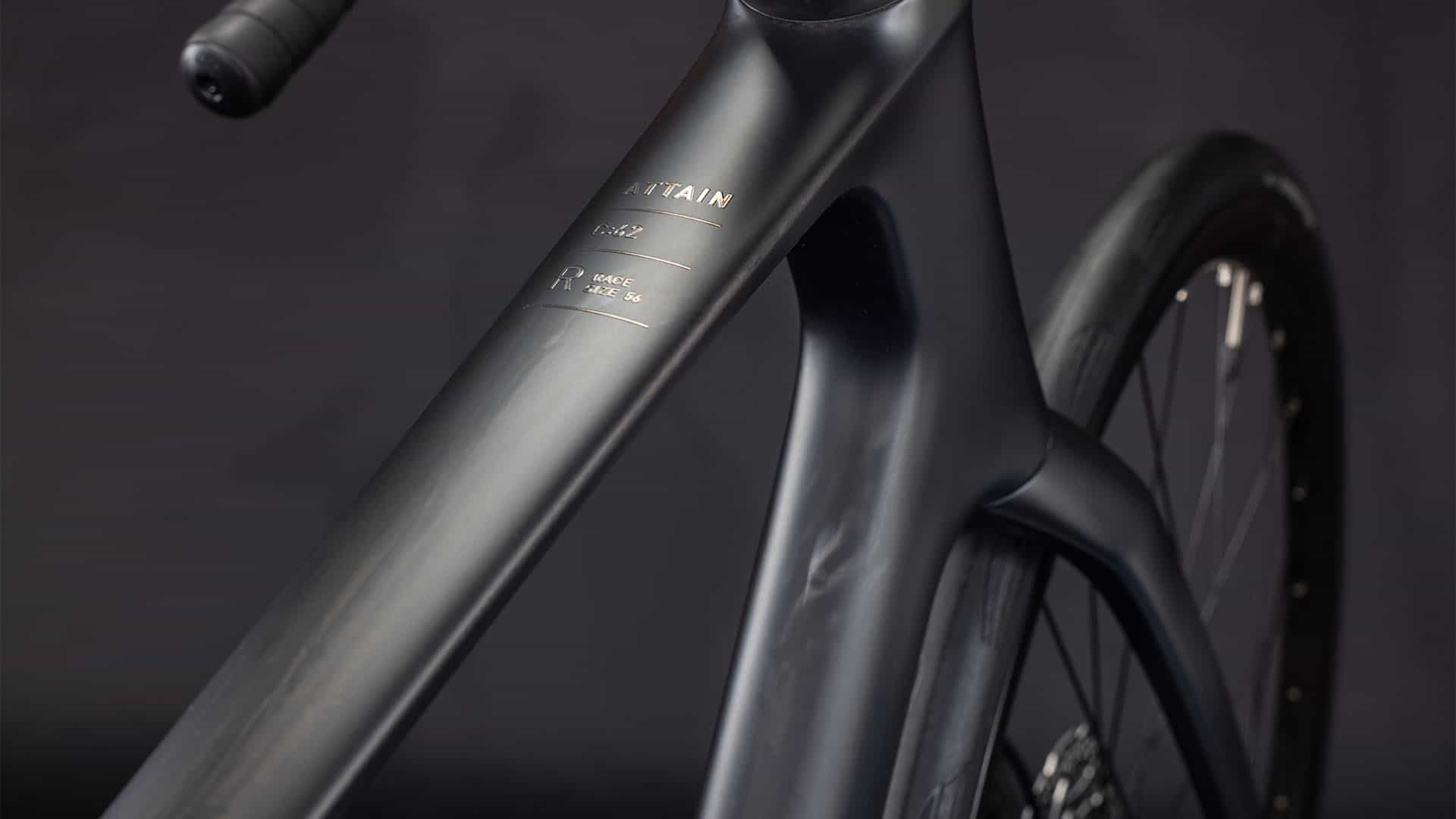 Cube Attain C:62 Race blackline